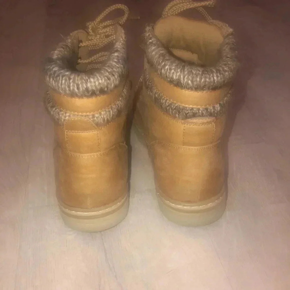 Cliffs by white mountain - Picture 4 of 6